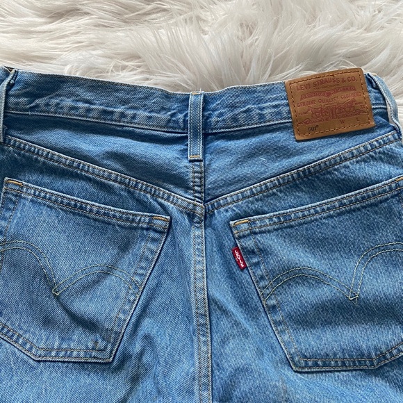 COPY - COPY - Levi Jeans Mid Thigh Shorts - Picture 4 of 4